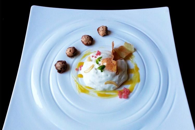 Zamburiñas en salsa vieira con ajo blanco de coco