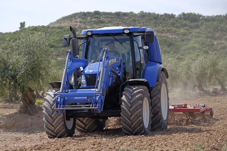 Tractor Metano. Foto Bodegas Torres y New Holland
