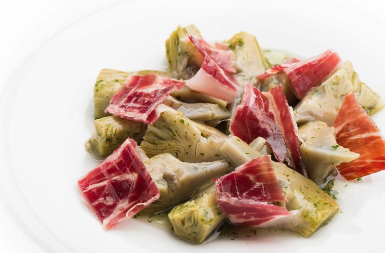 Alcachofas en salsa con lascas de Jamón. Foto Cinco Jotas
