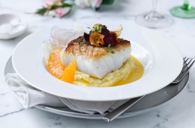 Bacalao Skrei a la plancha con salsa de naranja y puré de patata