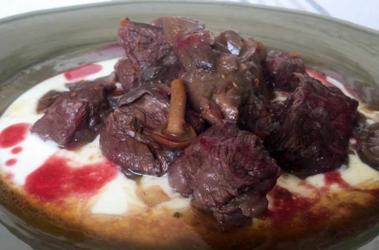 Ternera avileña y setas con puré de patata y frutos rojos