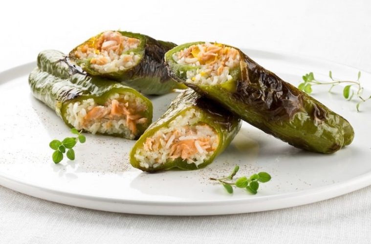 Pimientos verdes rellenos de salmón fresco y arroz