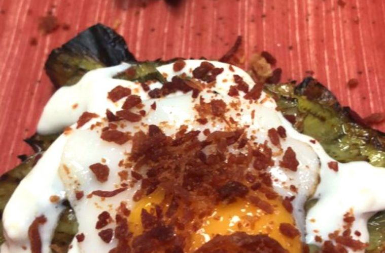 Alcachofas confitadas en aceite, con jamón y huevo de codorniz