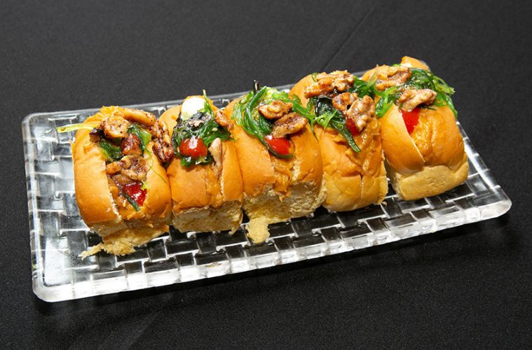 Minibrioche crujiente de maíz y txangurro con nueces y brotes tiernos