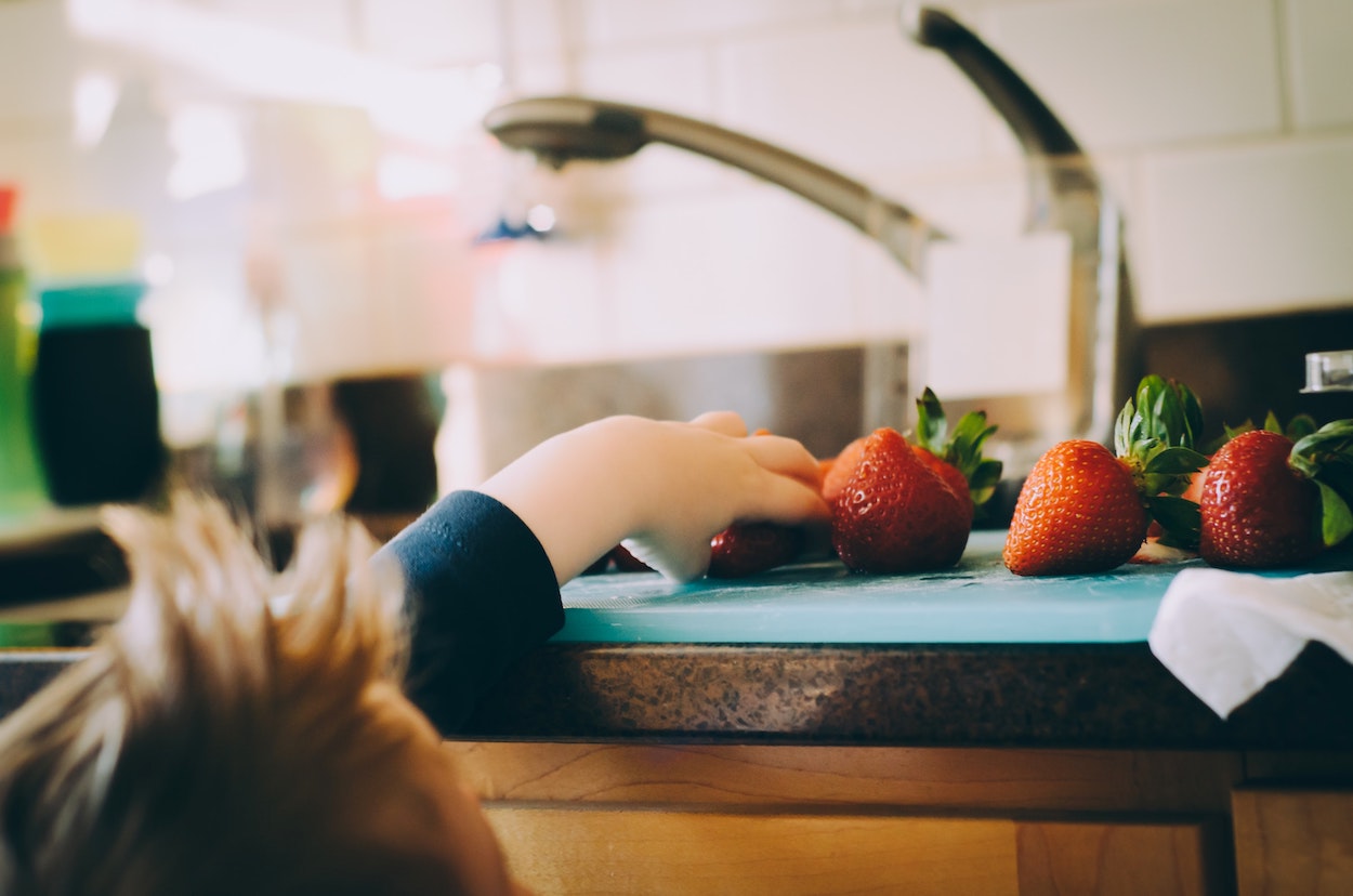 Buen momento para educar a los niños en seguridad e higiene en la cocina