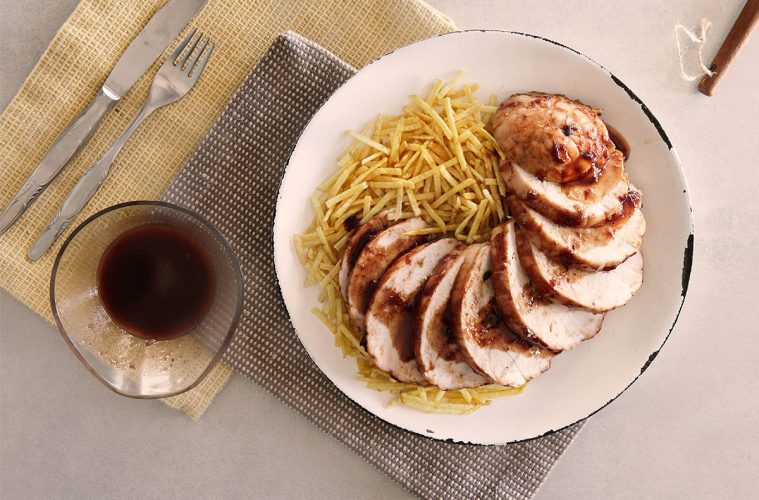 Pechuga de pavo glaseada con salsa barbacoa y arándanos