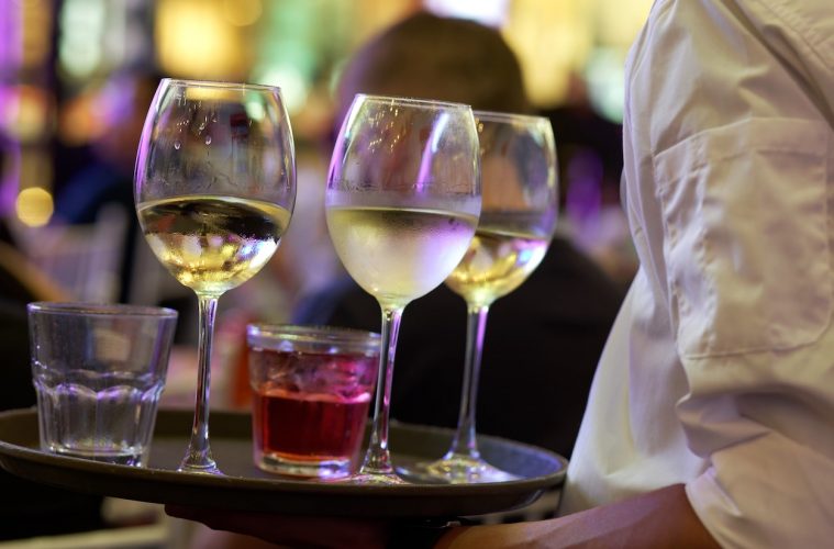 Hostelería: 77.000 trabajadores más que en 2020, pero 304.000 menos que en 2019
