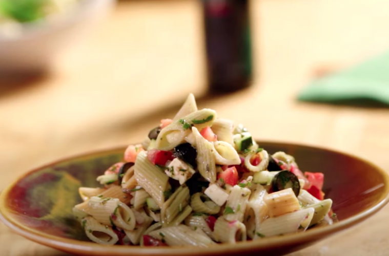 Ensalada griega de pasta con olivas negras y queso feta