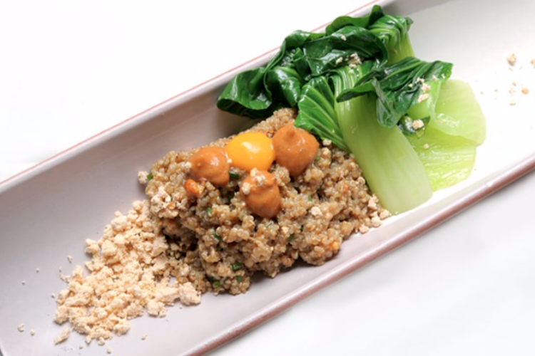 Pak choi con quinoa y frutos secos tostados