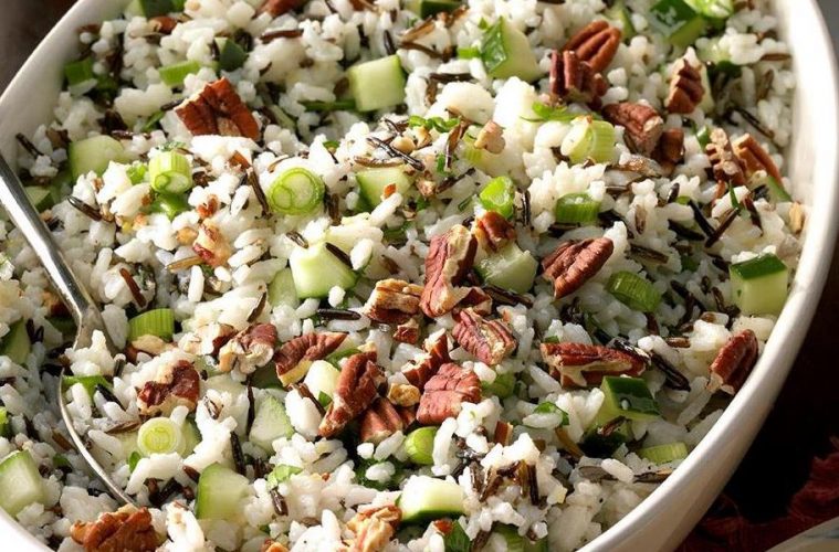 Ensalada de arroz, manzana y restos de carne