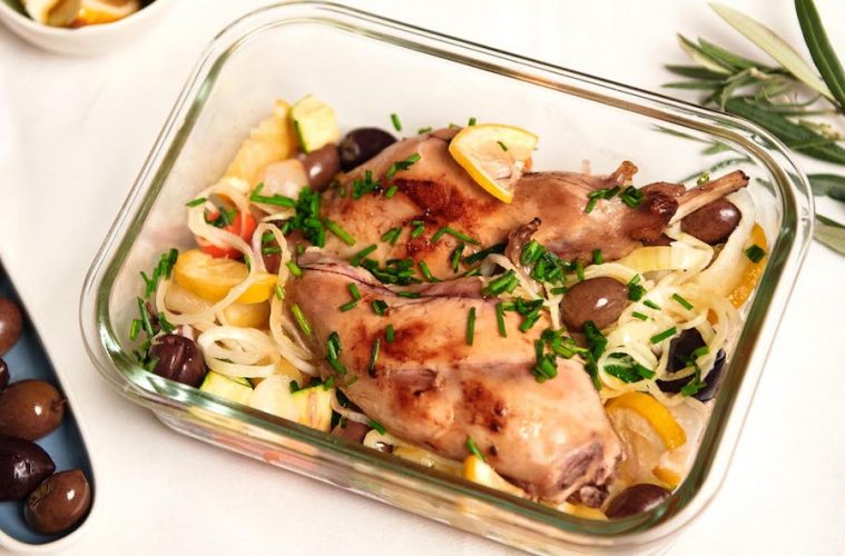 Muslitos de conejo al horno con limón y aceitunas