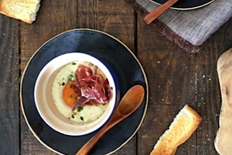 Huevos a la cazuela con queso de cabra y jamón ibérico