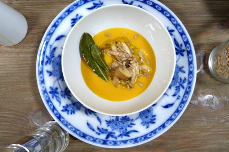 Crema de calabaza con huevo y escabeche de setas