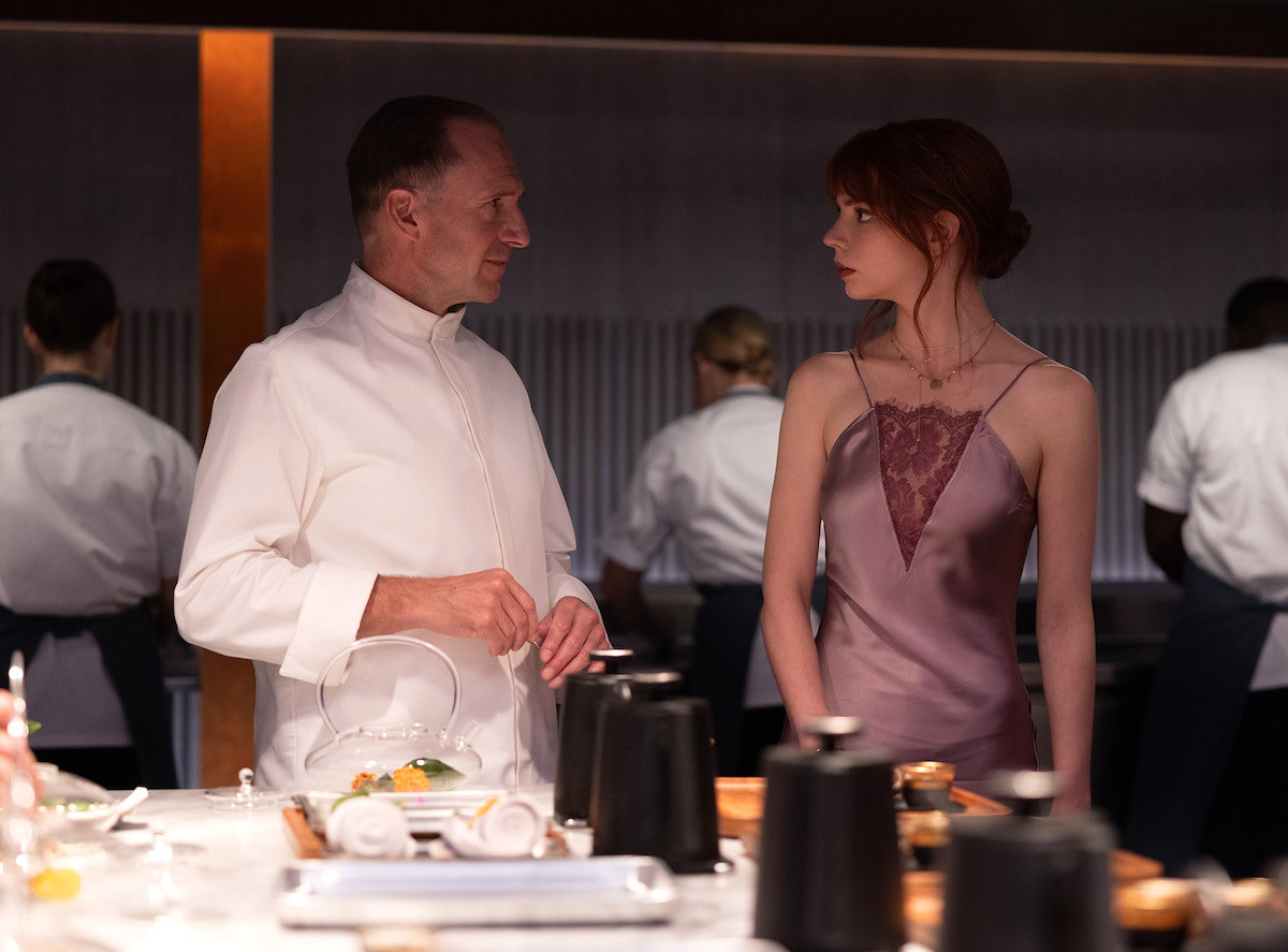 El menú, thriller de alta cocina protagonizado por Ralph Fiennes, Anya Taylor-Joy y Nicholas Hoult