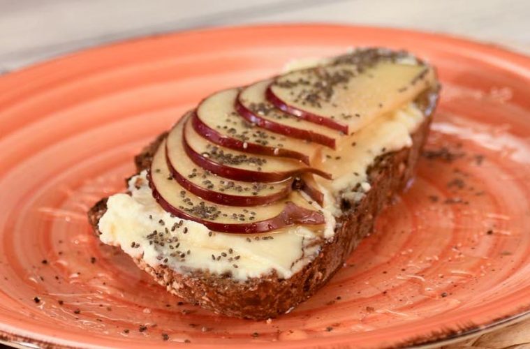Tosta de ricotta, miel y manzana
