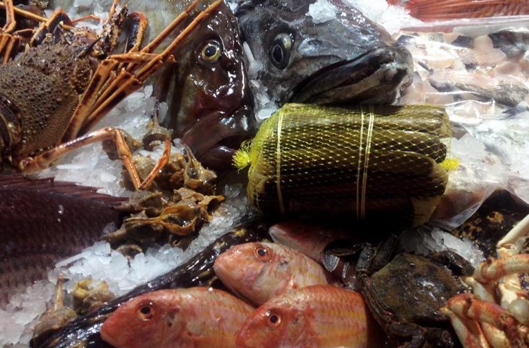 Pescado fresco de pescaderías tradicionales en casa a través de Uber Eats