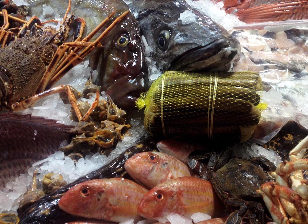 Pescado fresco de pescaderías tradicionales en casa a través de Uber Eats