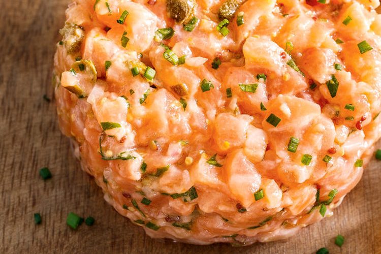 Tartar de salmón fresco sobrante con un toque de lima