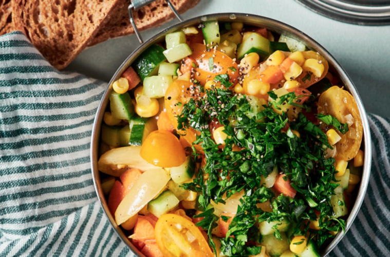 Ensalada de maíz y sobras de verduras