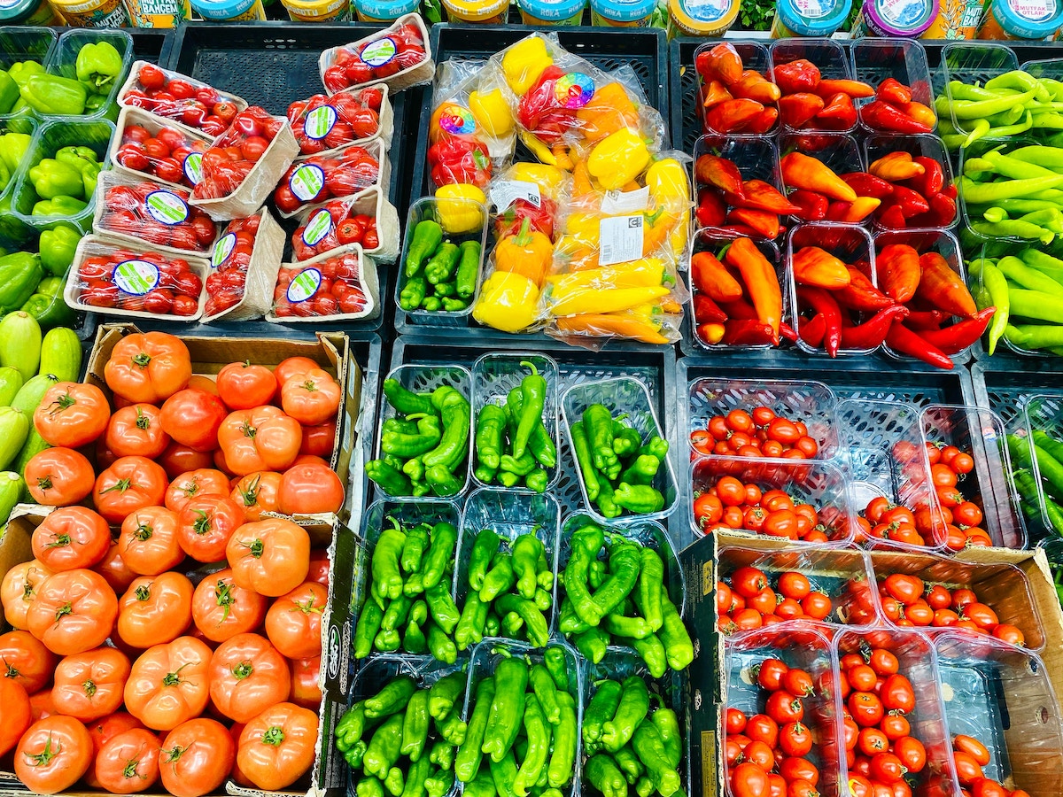 La rebaja de IVA en alimentos básicos y las ayudas al gasóleo agrícola y pesquero se mantendrán hasta diciembre