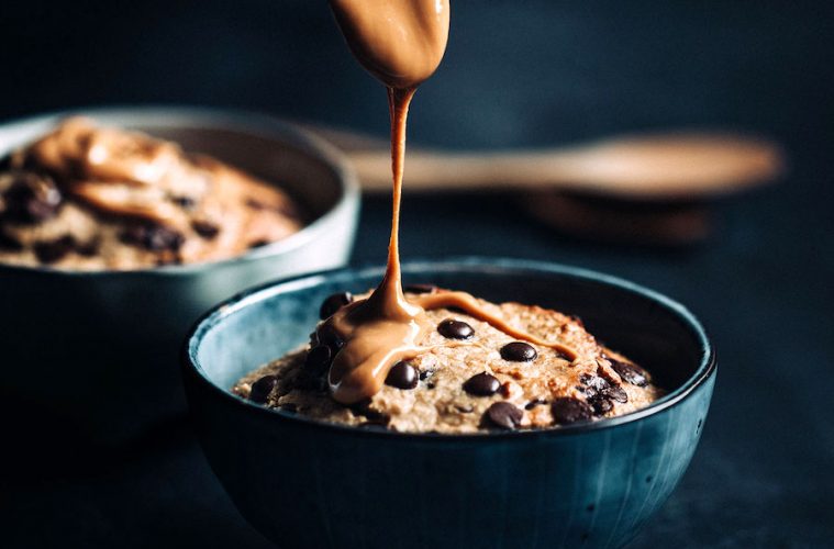 Copos de avena al horno con chocolate y crema de cacahuete