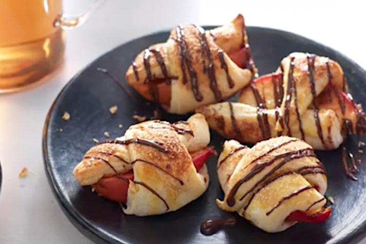 Croissants caseros con manzanas sobrantes y chocolate