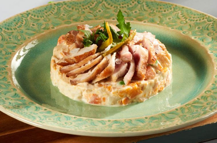Ensaladilla con medallones de conejo, rúcula y pepinillos