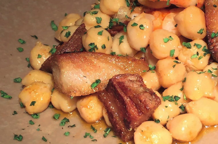 Garbanzos sobrantes con panceta y gambas Foto Interporc