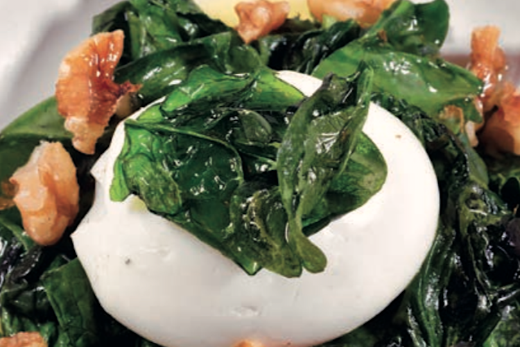 Huevos justos de fecha con espinacas y nueces
