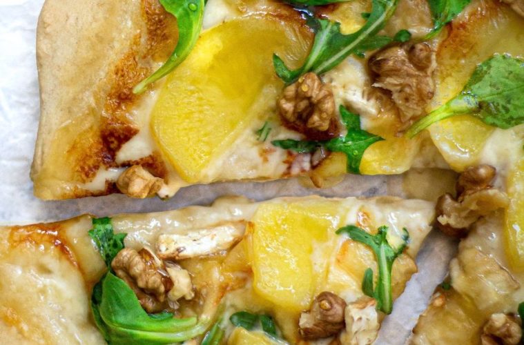 Pizza con patatas cocidas sobrantes, queso y nueces