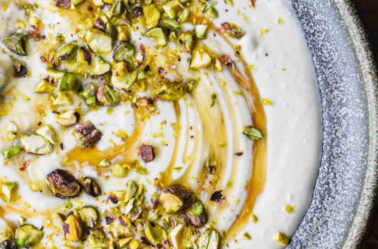 Bol de queso fresco sobrante, pistachos y miel