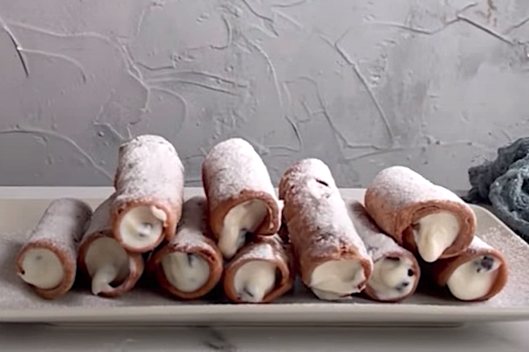 Cannolis sicilianos con queso rIcotta y chips de chocolate