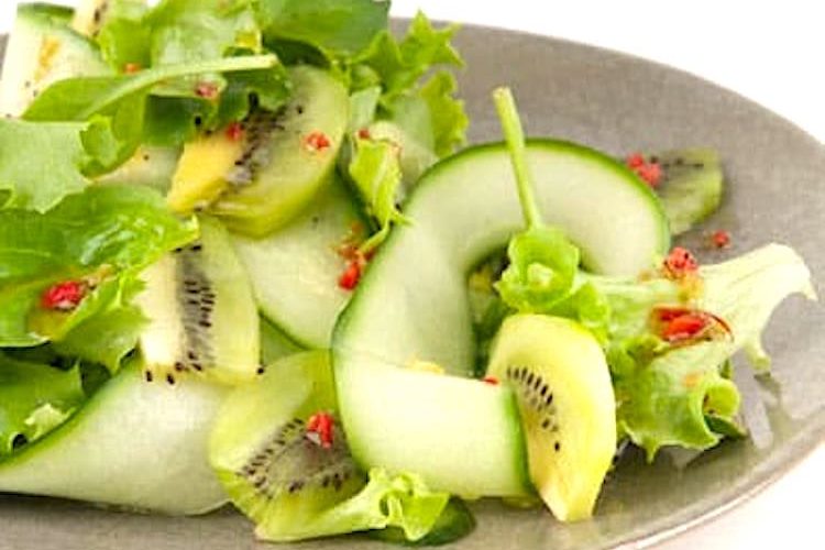 Ensalada de kiwi, pepino y queso de cabra