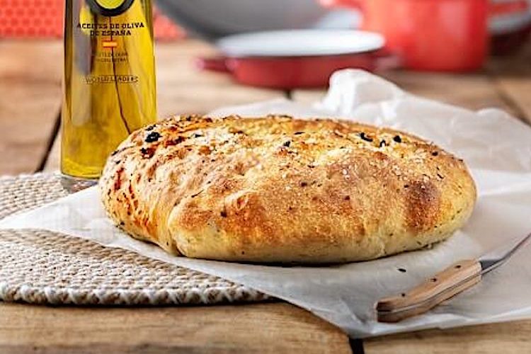 Pan casero de aceite de oliva, aceitunas y orégano