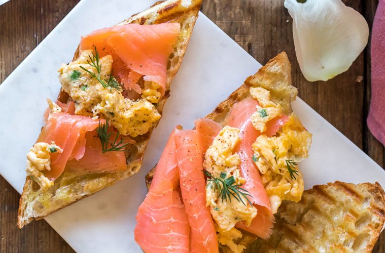 Tostas con huevos revueltos, salmón ahumado y eneldo
