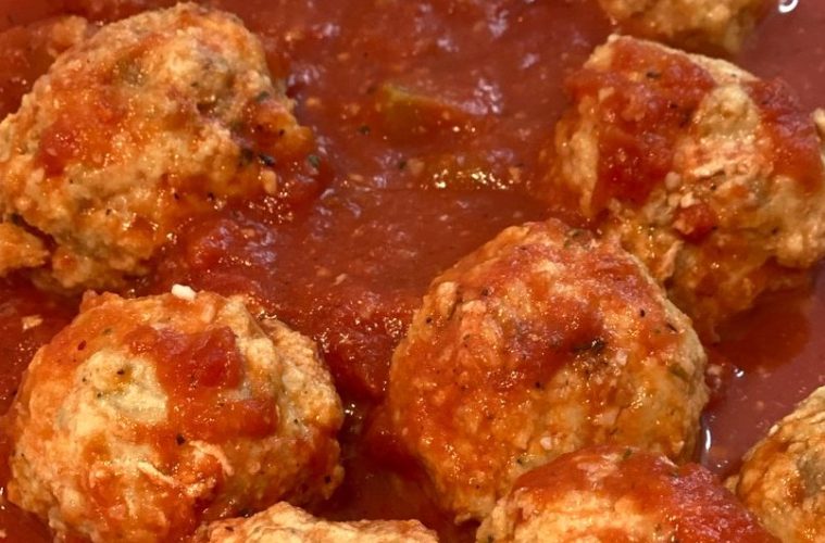 Albóndigas de sobras de pescado con salsa de tomate