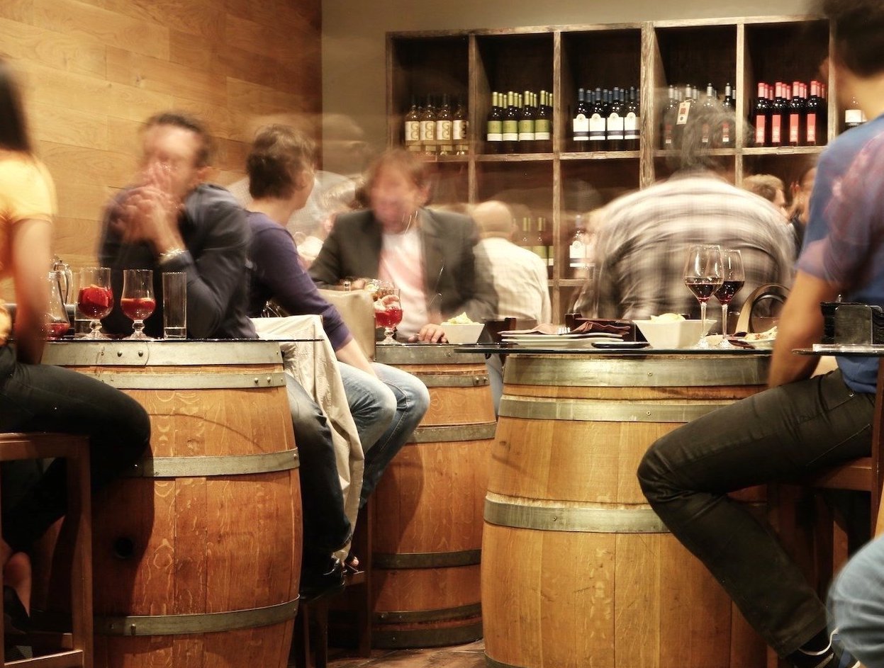 El consumo de vino en julio sigue cayendo, pero menos que en meses anteriores