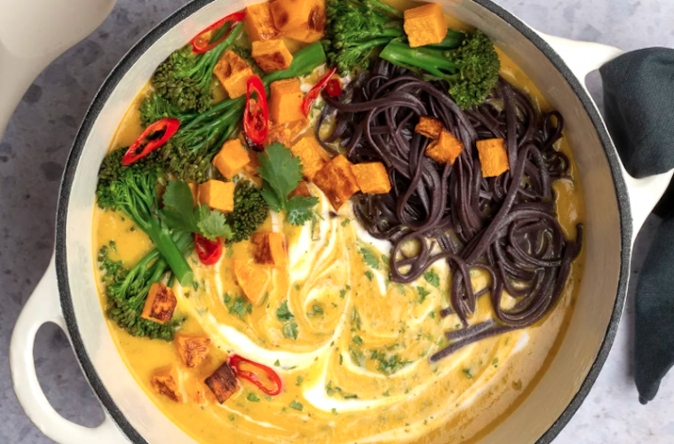 Sopa cremosa de coco con noodles de arroz negro