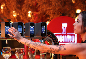 Un grifo de cerveza que permite el autoservicio y pagar con el móvil, tarjeta o bitcoins