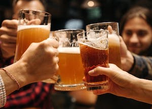 A la hora de salir, el mejor plan para los españoles, cervezas y amigos