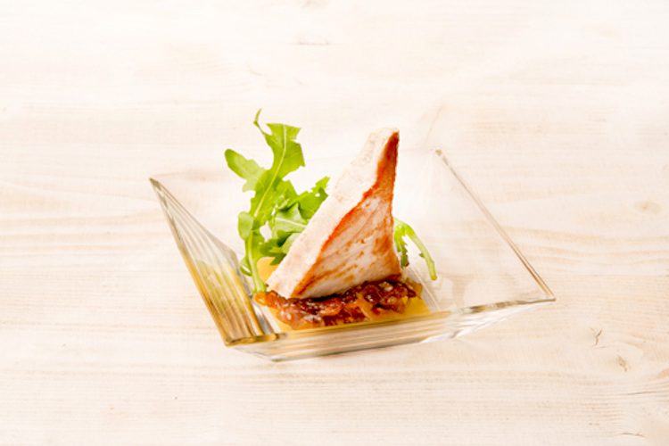 Atún a la plancha con mermelada de cebolla y bacon