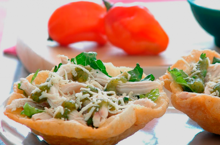 Cestitas de maíz y coco rellenas de pollo y aguacate