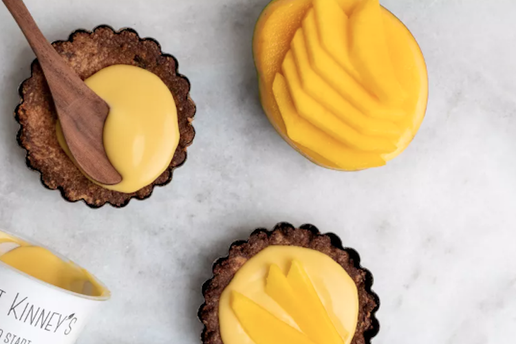 Tartaletas veganas de mango y dátiles