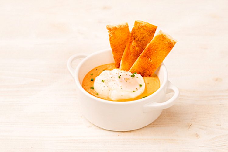 Hummus con huevo y tosta de pimentón