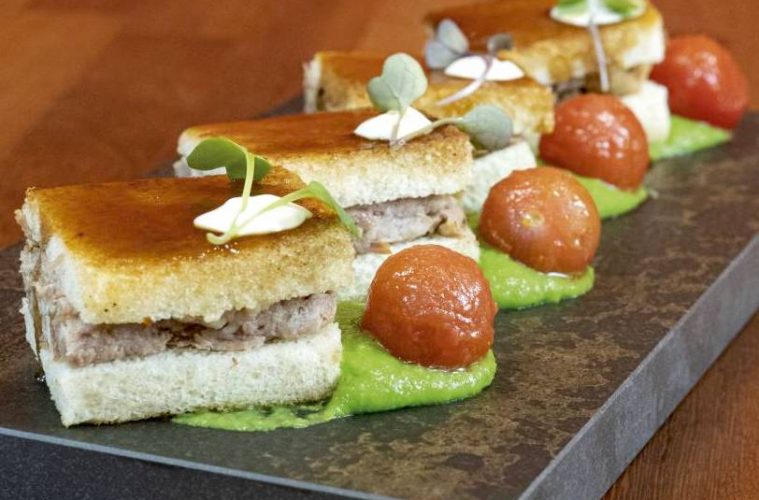 Minisándwiches de cordero con puré de guisantes