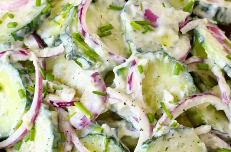 Rodajas de pepino maduro con tzatziki y frutos secos