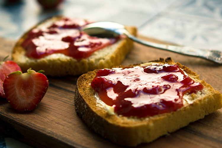 Mermelada con fresas que empiezan a madurar