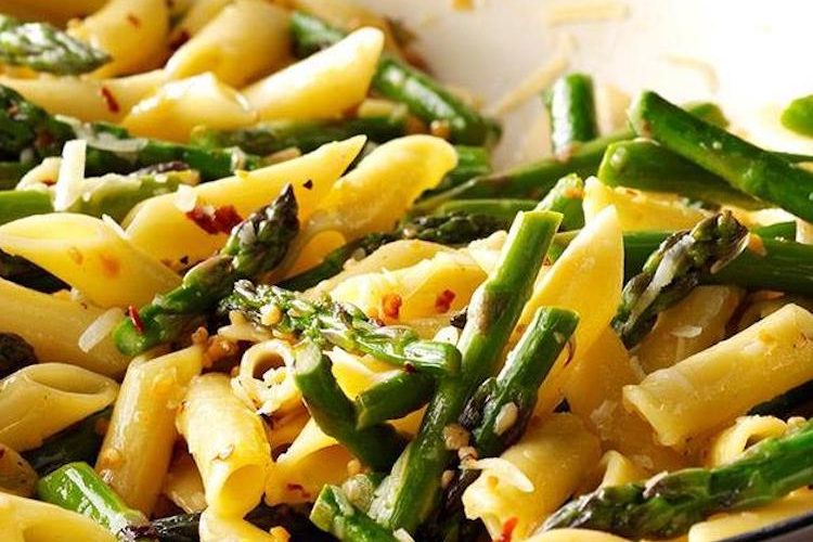 Pasta con espárragos, pimientos, almendras y salsa de tomate fresco