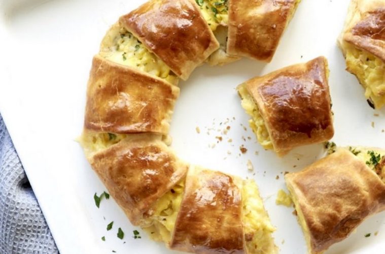 Rosca de hojaldre con huevos revueltos, bacon y queso