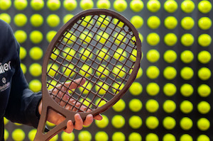 Una raqueta de tenis de chocolate macizo y a tamaño real